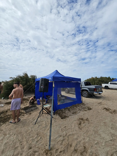 Cliente con su Gazebo 3x3 en la playa con amigos